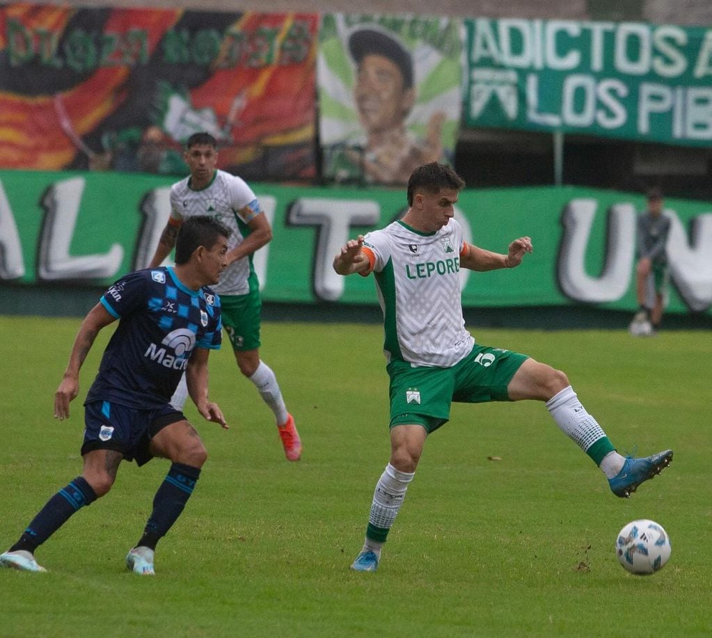 Gimnasia de Jujuy extrañó este domingo las habilidades de Luis “Pulga” Rodríguez (izq.), que tuvo un flojo rendimiento en Caballito.