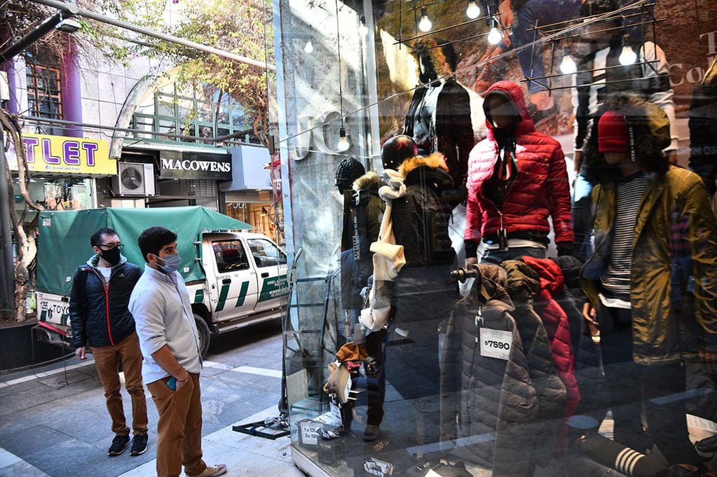 Varias mendocinas prefieren comprar las prendas en otros negocios con ropa más convencional.

Foto: Pedro Castillo