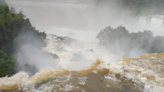 Cerraron temporalmente las Cataratas del Iguazú debido a una crecida histórica del río