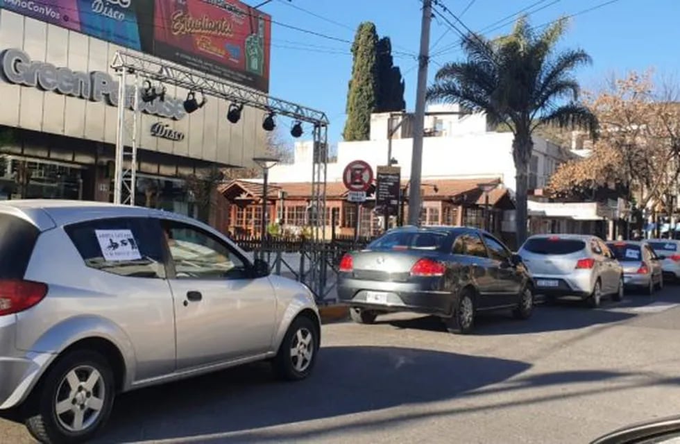 Masiva caravana de autos por Andrea Castana en Carlos Paz. (Foto: VíaCarlosPaz).