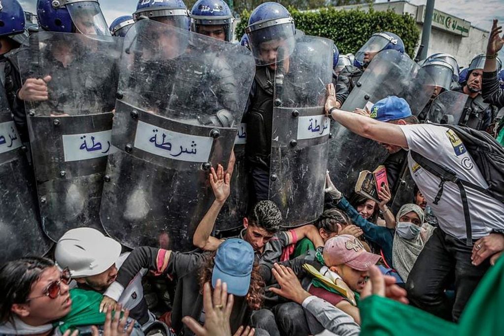 Estudiantes se enfrentan a la policía en Argelia. (World Press Photo )