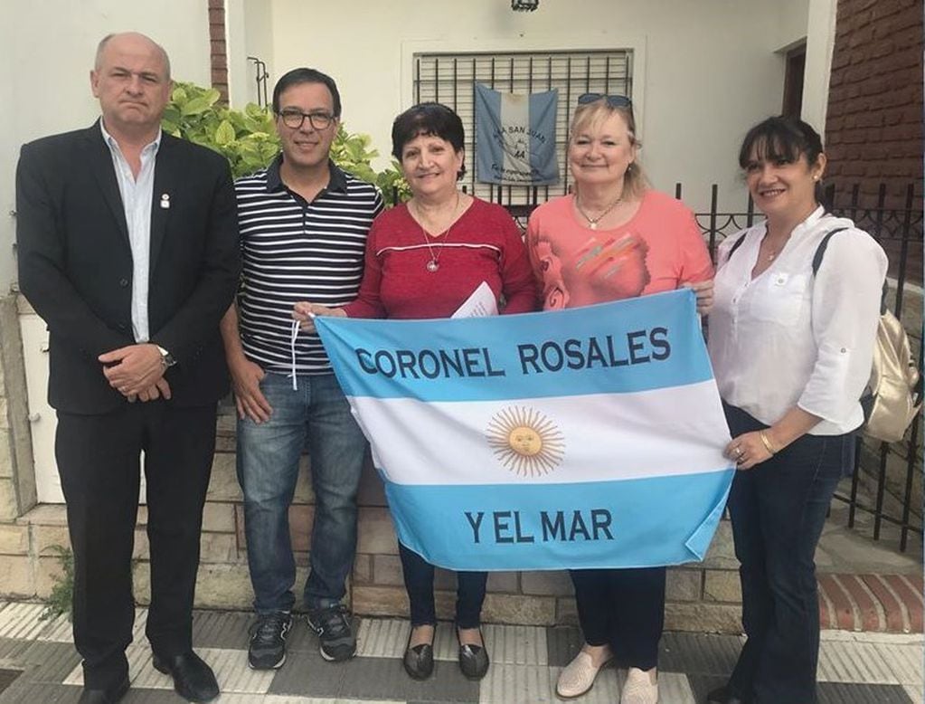 Entrega de bandera "Coronel Rosales y El Mar"