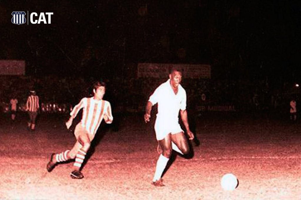Pelé domina la pelota en una Boutique de barrio Jardín repleta para ver al Santos contra Talleres