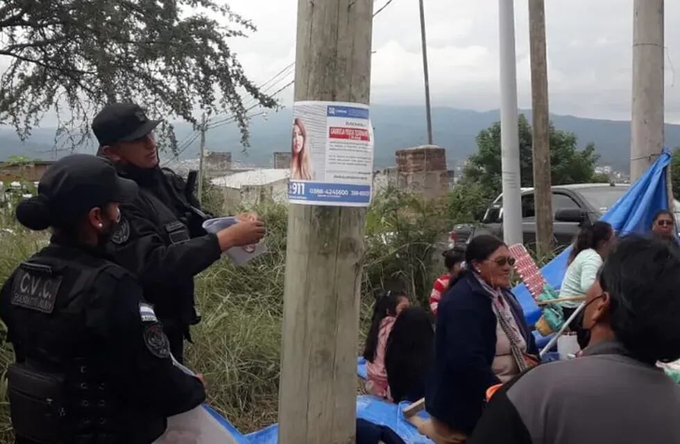 Policías colocan carteles con la fotografía de Gabriela Yésica Tejerina Mendoza, que es buscada por el Comité Interinstitucional de Actuación en Casos de Desaparición de Mujeres, Niñas y Personas de la Diversidad.