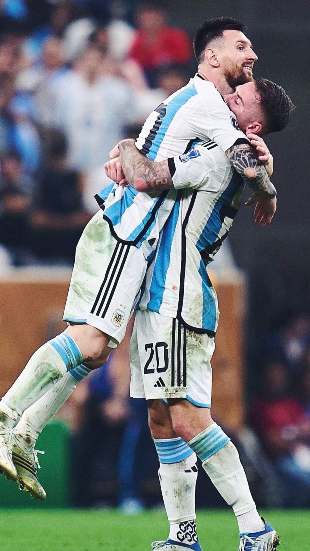 El abrazo de Mac Allister y Messi tras ganar la Copa del Mundo.