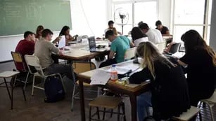 Concentración. Alta concentración en las clases intensivas de la Facultad de Arquitectura y Diseño. (Ramiro Pereyra)