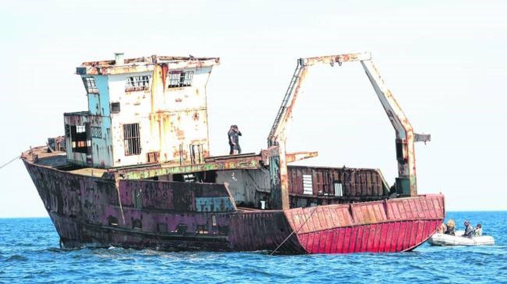 Las Grutas: hundieron un barco para sumar turismo en el balneario