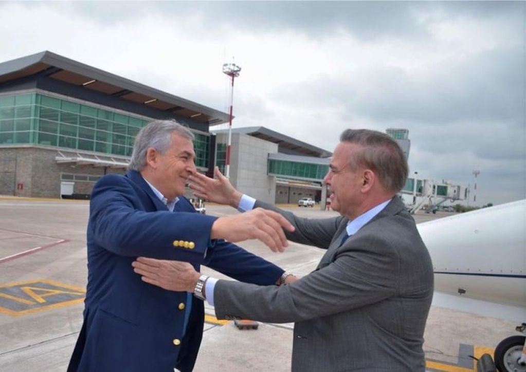 Pichetto fue recibido en el aeropuerto por el gobernador Morales y el vicegobernador Carlos Haquim. Desde allí partieron a la primera actividad, en la Cooperativa de Tabacaleros de Jujuy, ubicada en la ciudad de Perico.