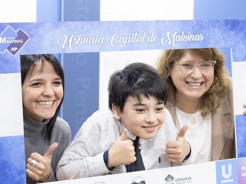 Máximo Barria, niño malvinero de Ushuaia junto a la legisladora Victoria Vuoto y la diputada Carolina Yutrovic.
