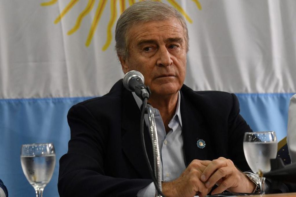 El ministro de Defensa de Argentina, Oscar Aguad, brinda una conferencia de prensa. Foto: Victoria Egurza/telam/dpa