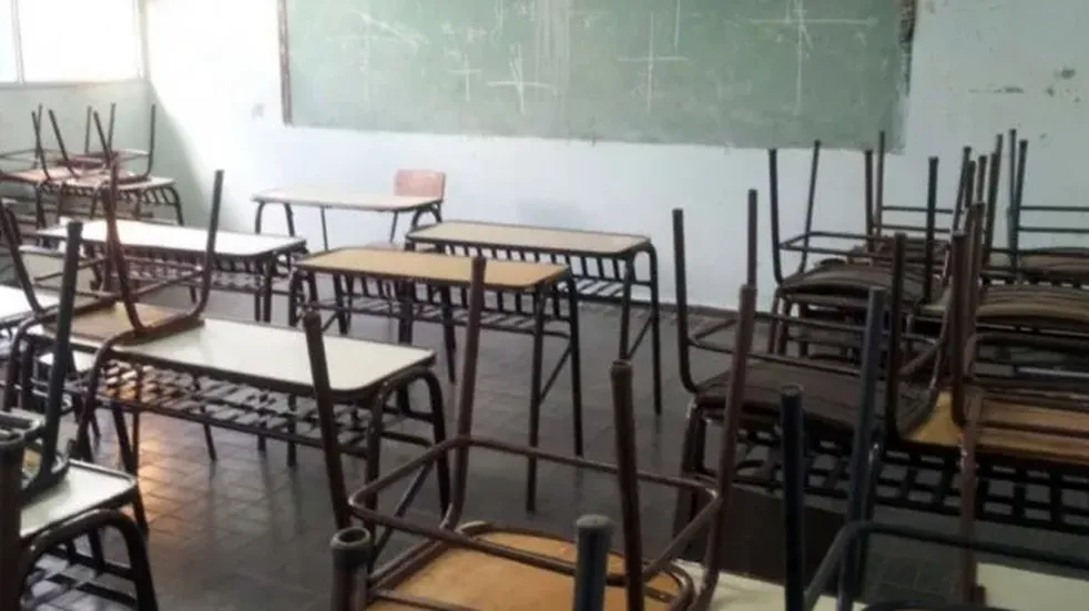 Dos estudiantes de La Pampa se propusieron arreglar ellos mismos su aula.
