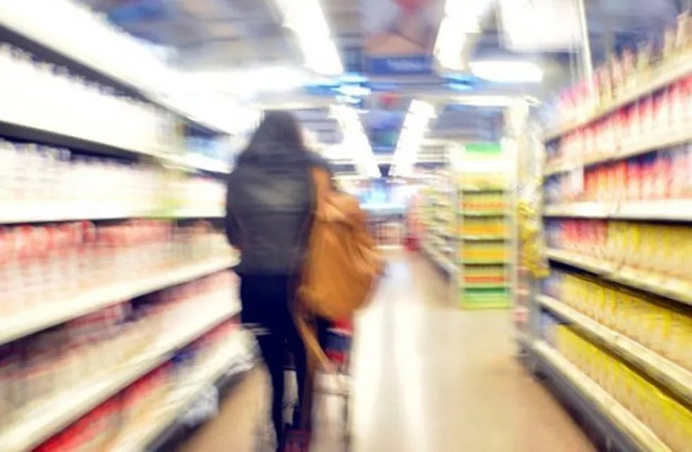 La mujer y el hijo robaron mercadería en un supermercado.