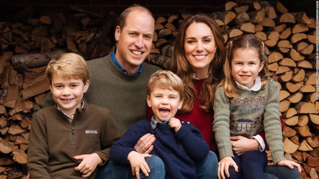 El príncipe de Gales y la princesa, futuros reyes de Inglaterra junto a sus tres hijos.