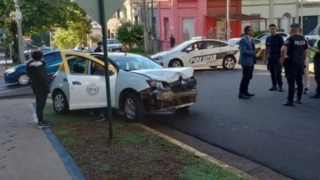 Aparatoso accidente vial en Posadas: un taxi y otro vehículo colisionaron ente sí