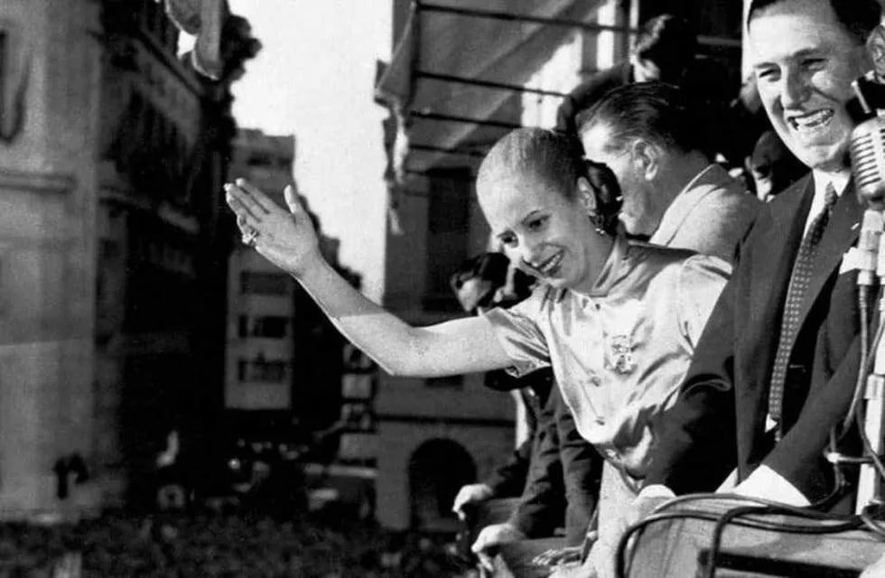 Eva Duarte y el general Perón durante el acto del 17 de octubre. (Clarín)