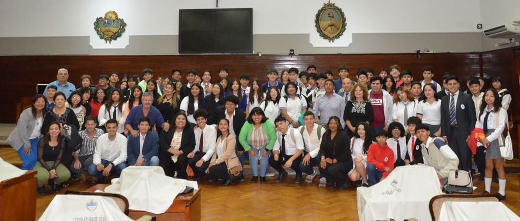 La Federación de Centros de Estudiantes Secundarios de Jujuy presentó en la Legislatura un proyecto para reglamentar y ordenar a esas instituciones en todo el territorio provincial.