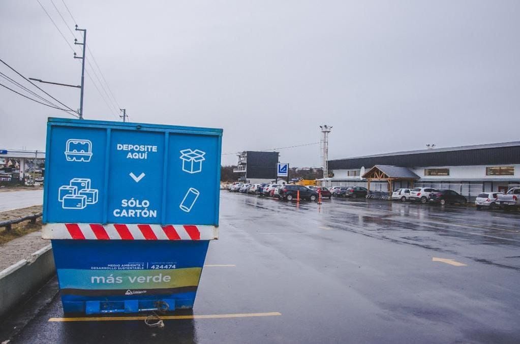 La Municipalidad de Ushuaia colocó contenedores para la recolección de cartón en las sucursales del supermercado La Anónima del barrio Río Pipo y en el shopping.