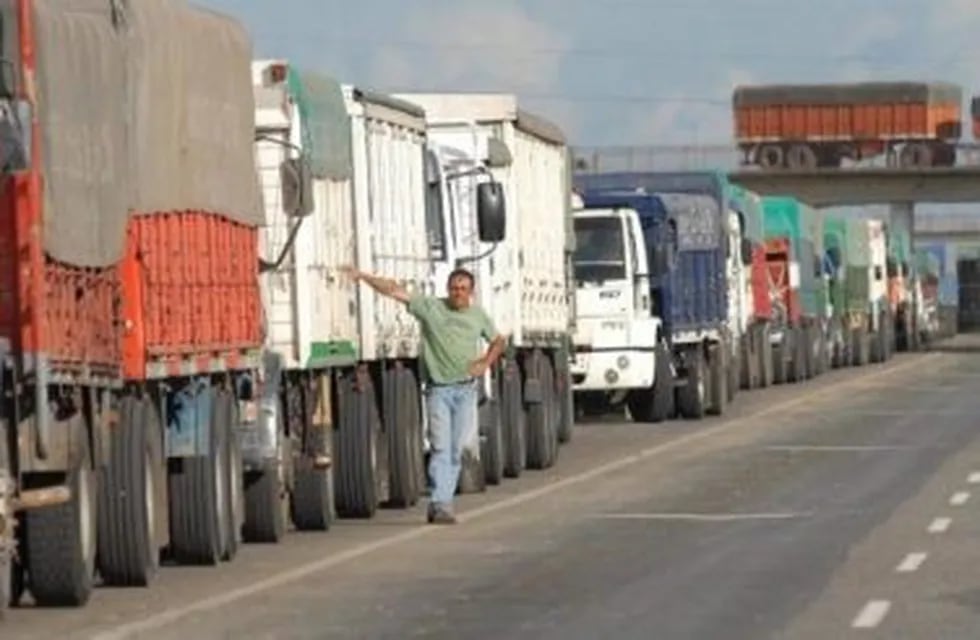 Camioneros en ruta\nCrédito: RN Gchú