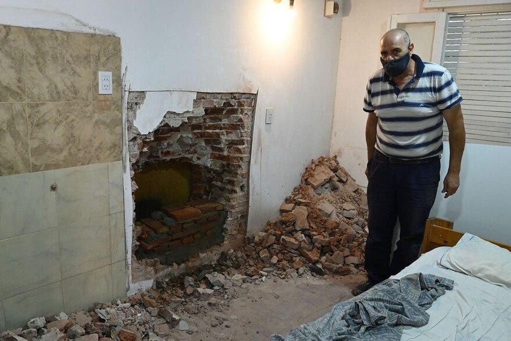 Guillermo quedó encerrado en otra habitación mientras rompían la pared de su dormitorio. (Juan José García)