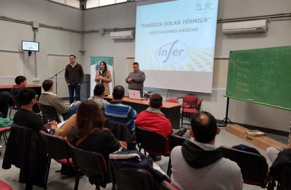 La capacitación sobre instalación de colectores solares, con más de 60 participantes, se realizó en la Universidad Tecnológica Nacional de Rafaela. (Prensa Municipalidad de Rafaela)