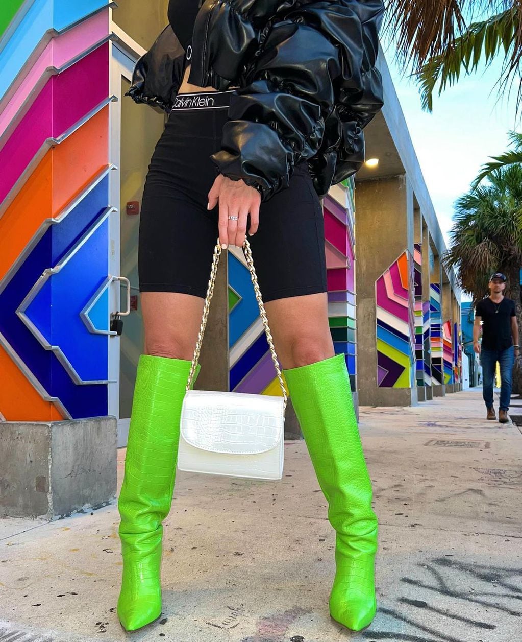 Romina Malaspina y su impactante outfit con sus botas verde neón.