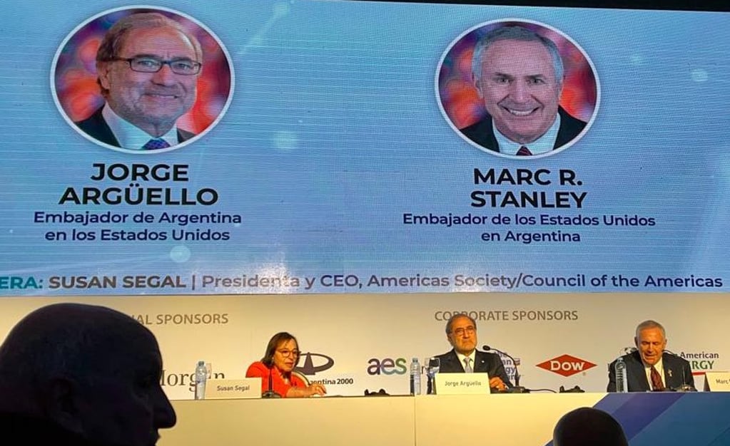 Los embajadores Jorge Argüello y Marc Stanley en el diálogo público mantenido en el marco del Consejo de las Américas, reunido en Buenos Aires.