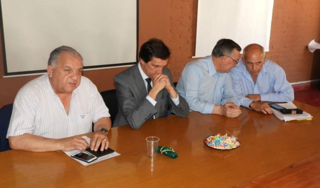 Los ministros Jorge Cabana Fusz, Carlos Sadir y Agustín Perassi, en la reunión con los gremios.