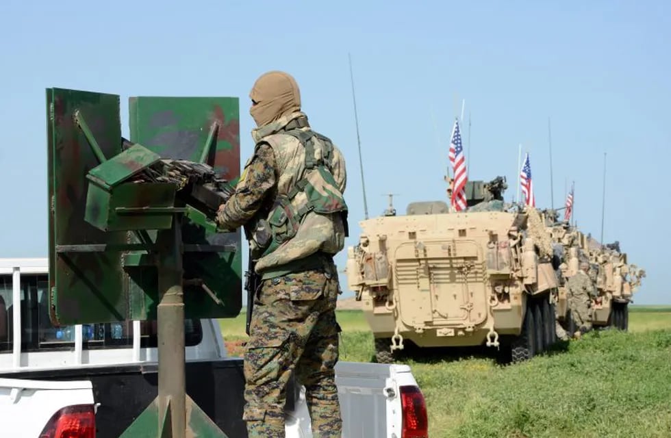 Comitiva de tropas estadounidenses junto a una milicia del grupo kurdo Unidades de Protección Popular (YPG) mientras patrullan en la ciudad al-Darbasiyah, en la frontera sirio-turca, perteneciente a Siria
