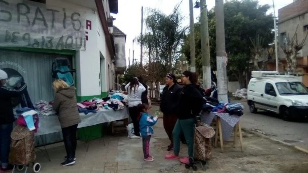Matrimonio solidario en Caseros ofrece ropa y calzado gratis para los más necesitados.