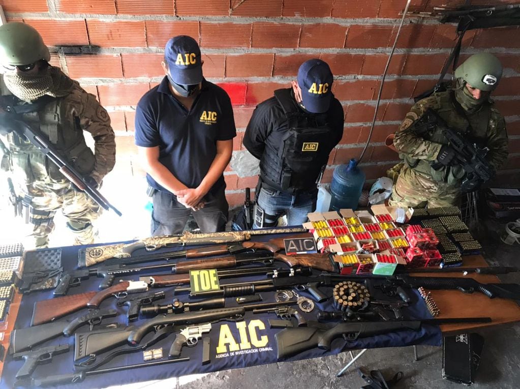 La Agencia de Investigación Criminal (AIC) detuvo a dos policías en Rosario al desbaratar una banda dedicada a la venta ilegal de armas y municiones. (Ministerio de Seguridad de Santa Fe)