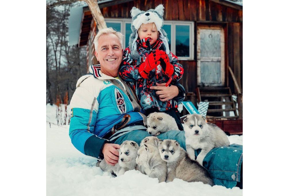Cinco cachorros de siberianos huskies rodean a padre e hijo. (Instagram).