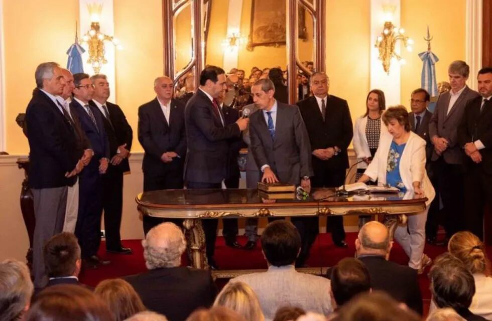 Imagen archivo. El gobernador Valdés toma juramento al nuevo ministro de Hacienda, Marcelo Piasentini.