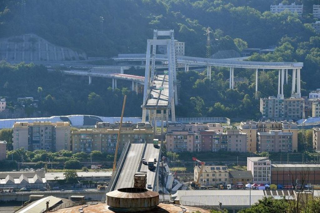 Tragedia de Génova: Los restos del puente después de su caída.