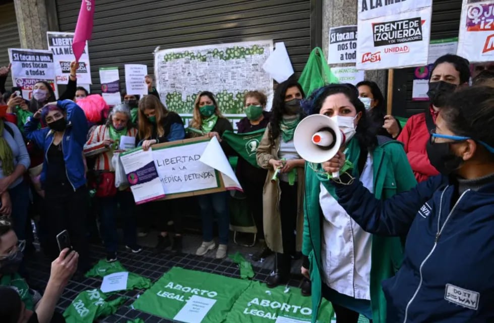 Hubo movilización en la Ciudad de Buenos Aires por la detención de la médica en Tartagal. Foto: Gentileza Clarín/Juano Tesone