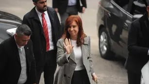 Cristina, ingresando a Comodoro Py para la segunda audiencia del juicio por la causa Vialidad. (Federico López Claro/La Voz)