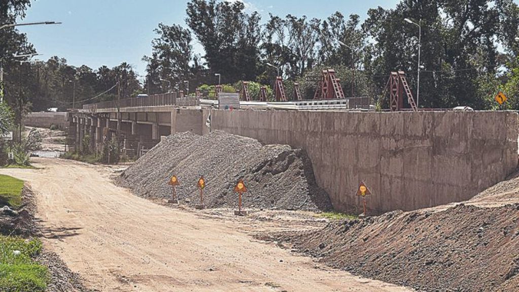 Construcción del nuevo puente carretero sobre la Ruta Nacional N°9 tras largas gestiones ante el Gobierno Provincial.