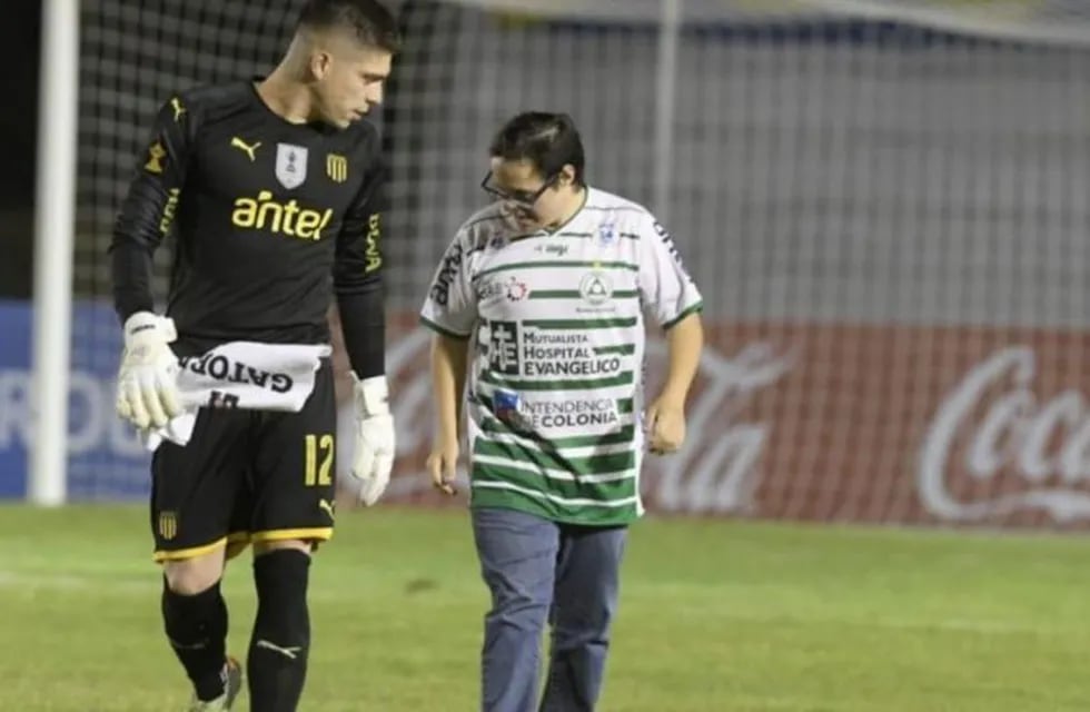 El destacable gesto del arquero de Peñarol con un hincha del equipo rival (Foto: web)