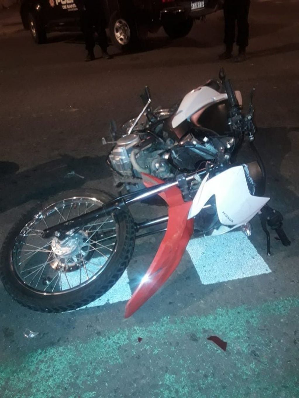 La moto con la que los sospechosos dispararon sobre el frente de la disco Roma y con la que luego protagonizaron un choque. (Min. Seguridad)