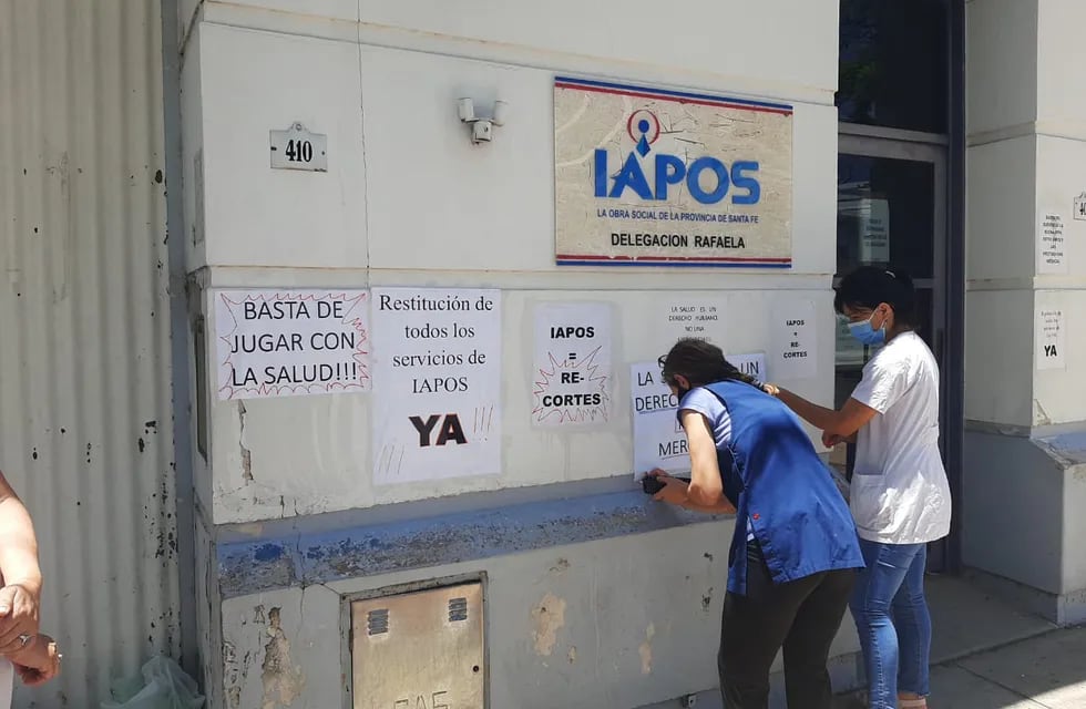 Realizaron una pegatina en el frente de la sede del IAPOS