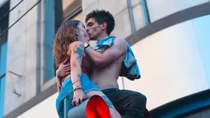 La foto viral de dos jóvenes festejando que Argentina llegó a la final del Mundial. El beso viral en La Plata..