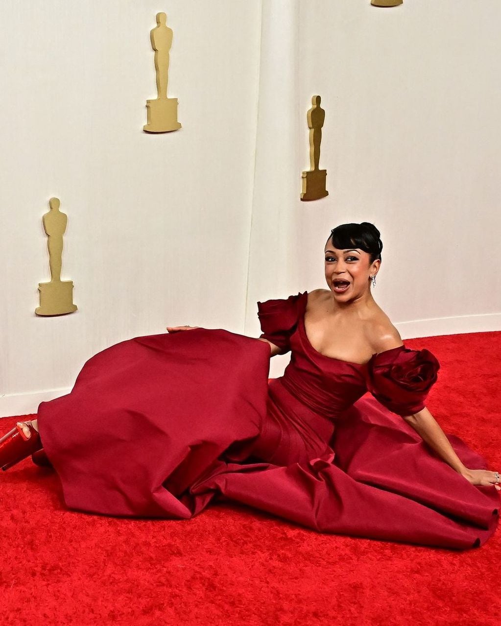 La caída de Lisa Koshy en la alfombra roja de los Oscar 2024