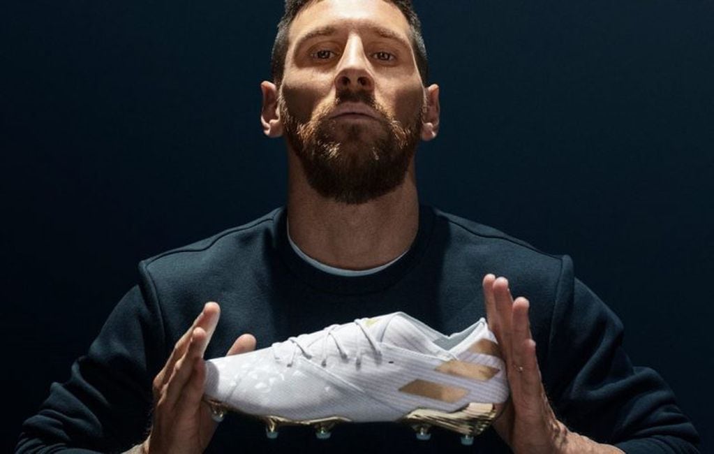 Adidas creó un modelo de botines para celebrar los 15 años de Messi en el Barcelona (Foto: web)