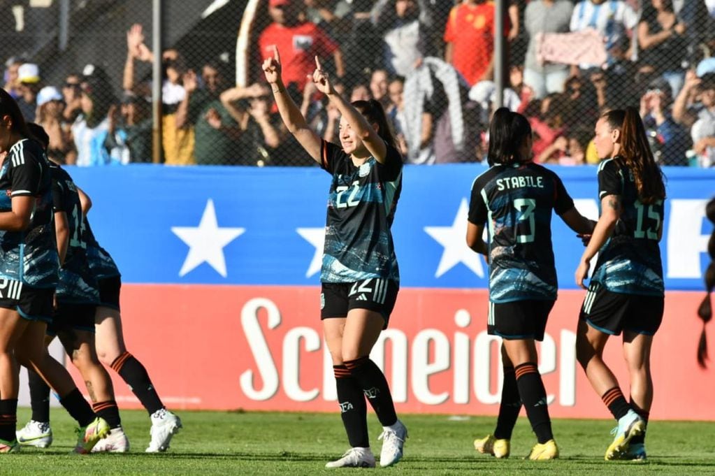 Selección Argentina femenina goleó a Venezuela. El tercero lo convirtió la mendocina Estefanía Banini.