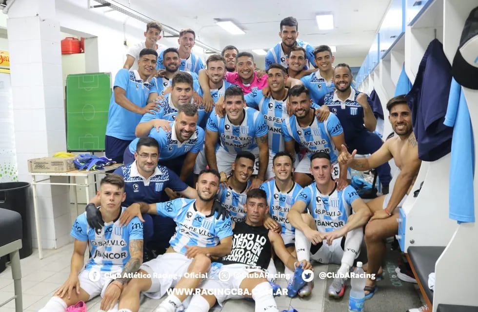 El plantel de Racing festejando el triunfo sobre Defensores de Belgrano de Villa Ramallo. (Prensa Racing)
