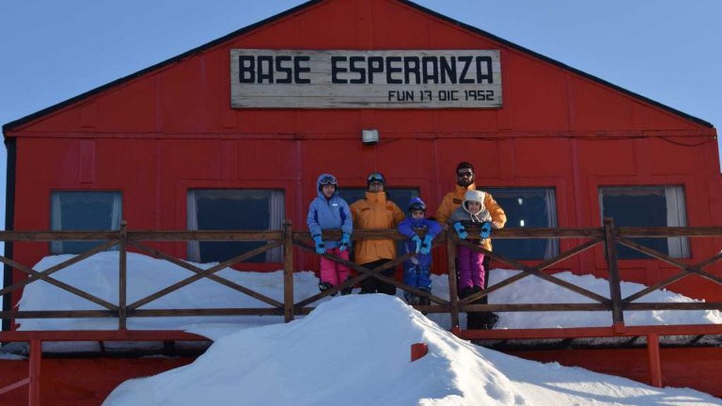 Base Antártica "Esperanza", alberga familias completas y los niños en edad escolar estudias gracias a la presencia de 2 maestros.