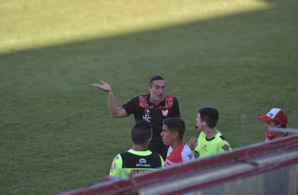 El DT Mauricio Caranta quedó al límite por la derrota con los jujeños (Facundo Luque)