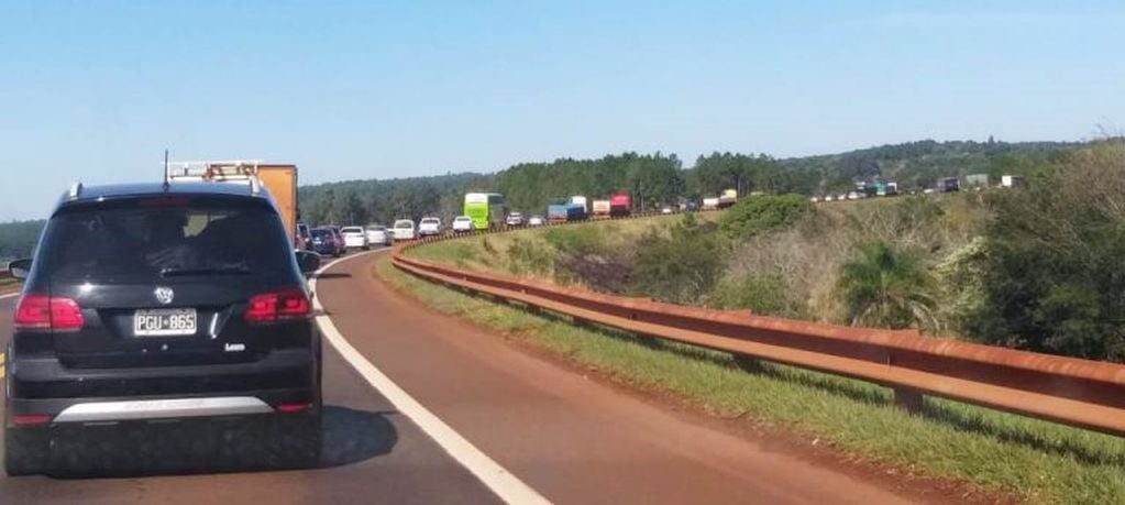Larga fila de autos en la Ruta Nacional 12 en el tramo entre Puerto Libertad e Iguazú por una protesta en reclamo de justicia. (MisionesOnline)