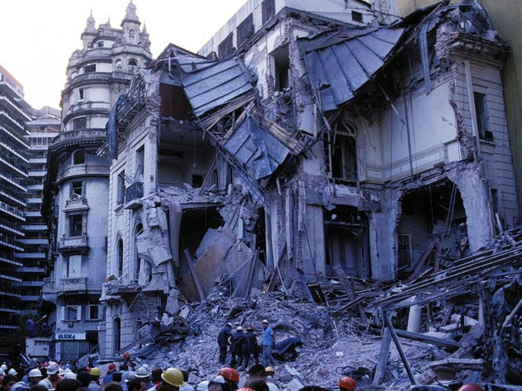 El atentado a la Embajada de Israel se llevó a cabo el 17 de marzo de 1992. Un coche bomba chocó y explotó en las instalaciones del edificio. 