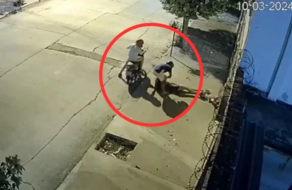 El momento en el que los motochoros asaltaron a la mujer que caminaba con su hija en el barrio San Vicente. (Captura)