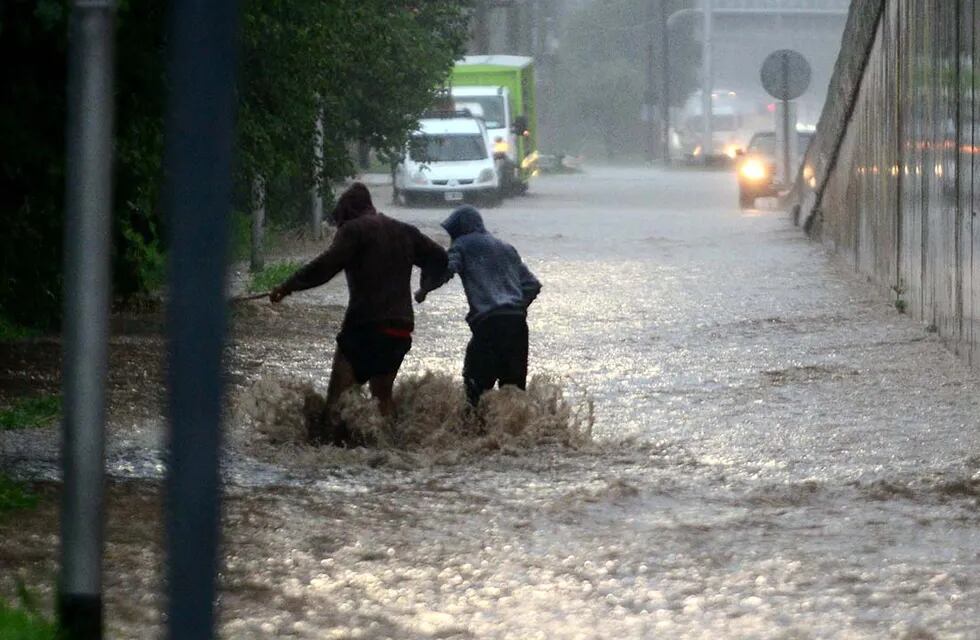 El temporal en Córdoba volvió intransitables las calles y la Liga Cordobesa suspendió la fecha (Foto José gabriel Hernández / La Voz).